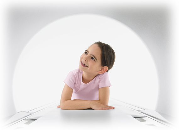 Das Bild zeigt ein kleines Mädchen wie es in ein MRT-Gerät guckt