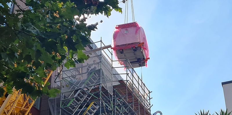 Das Bild zeigt ein neues MRT Gerät während es geliefert wird