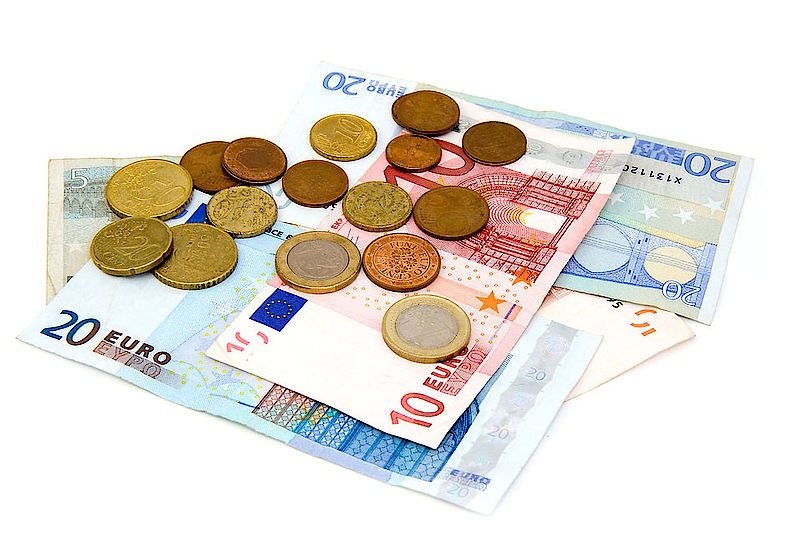 Das Bild zeigt Geld in Scheinen und Münzen