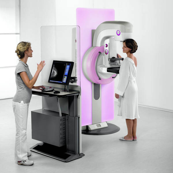 Das Bild zeigt eine Patientin bei einer Mammographie Untersuchung